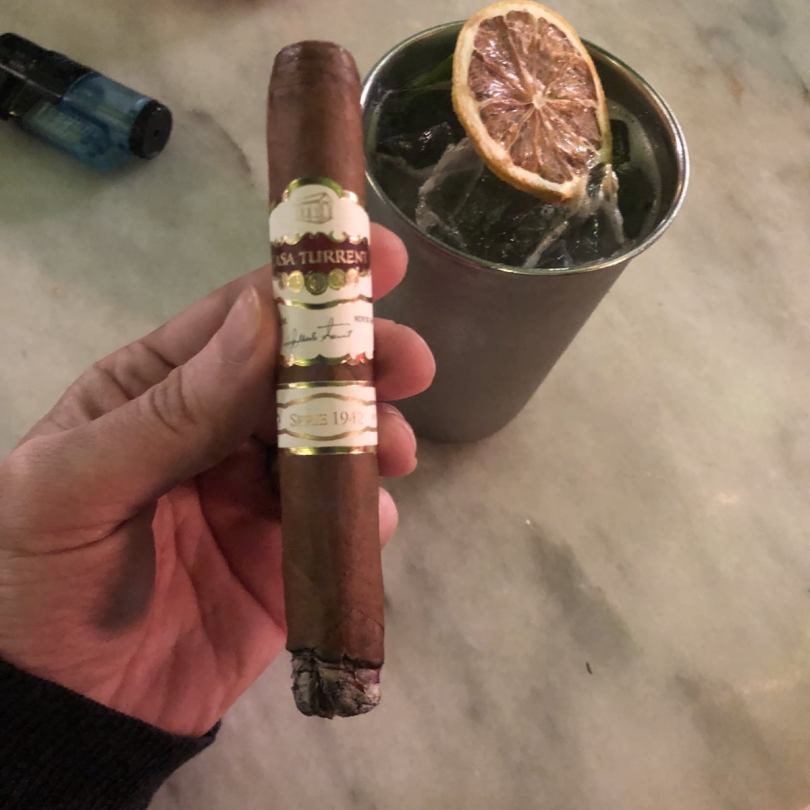 Pairing a Casa Turrent 1942 Robusto with a Moscow Mule