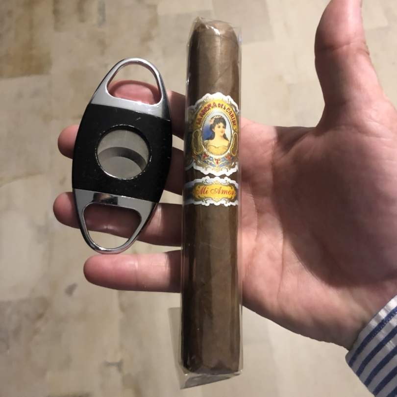 La Aroma Del Caribe Mi Amor Valentino ready to be cut with a cigar cutter and smoked.