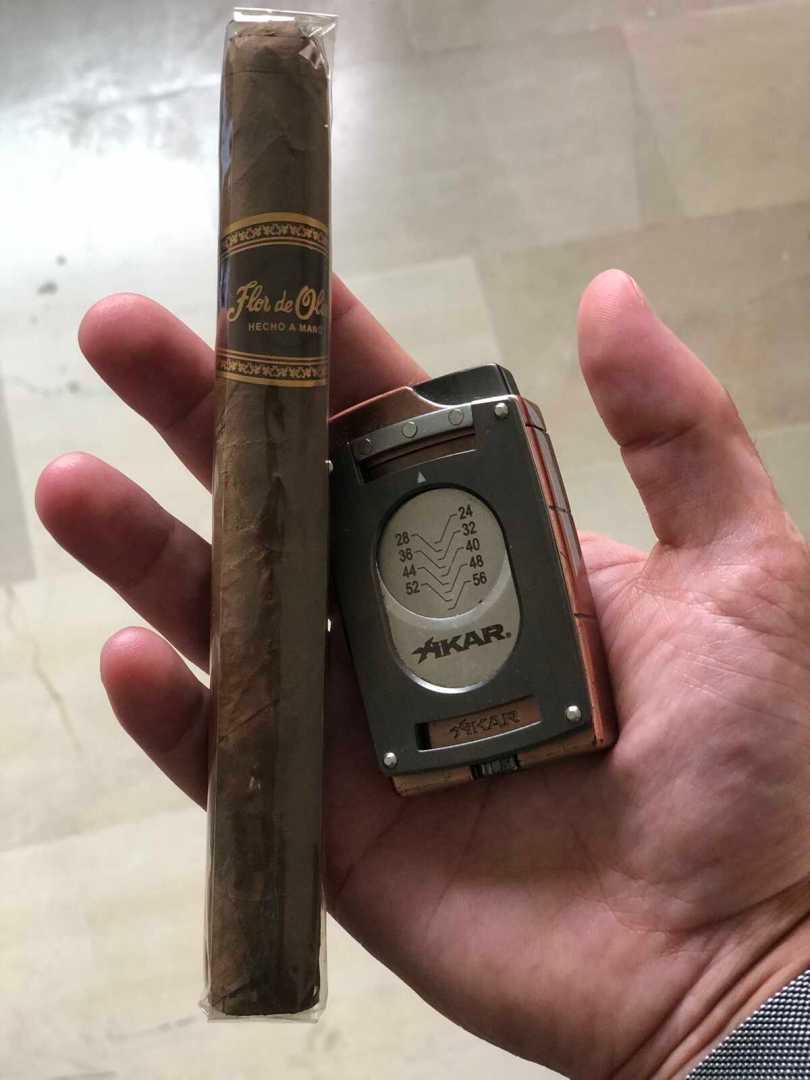 Flor de Oliva Original Churchill and a Xikar cutter and lighter